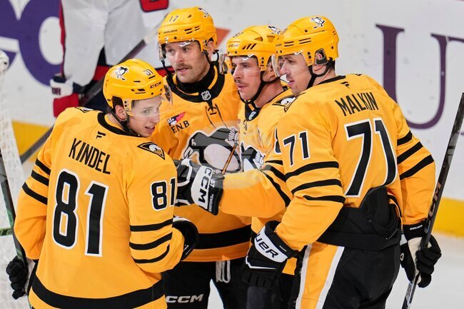 Питсбърг Пенгуинс победи Вашингтон Кепиталс с два гола на Сидни Кросби и продължава да бъде в челото на Източната конференция на НХЛ