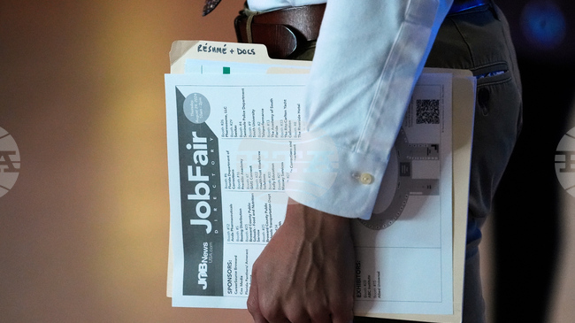 Американските работодатели са наели 130 000 служители миналия месец - значително над очакванията, но ревизии намаляват хиляди позиции в периода 2024-2025 г.