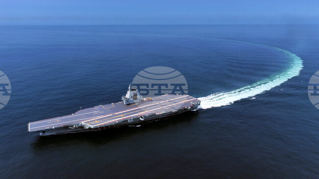 Китай прие на въоръжение нов самолетоносач