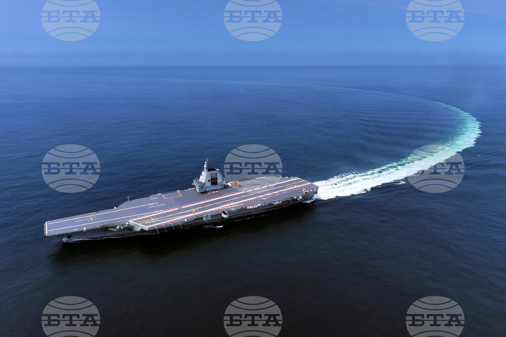 Китай прие на въоръжение нов самолетоносач