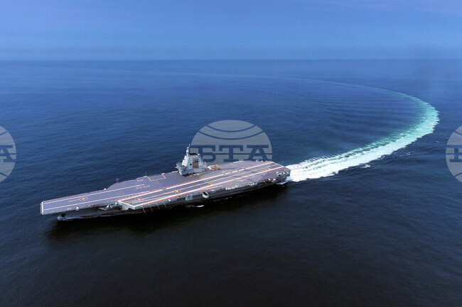 Китай прие на въоръжение нов самолетоносач