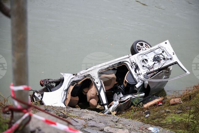 Шестима мигранти са загинали и още четирима души са ранени при катастрофа край Бургас, след гонка с полицията тази нощ 