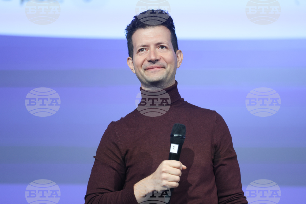  Около 200 училища от 15 области участваха в конференция, представяйки образователни иновации и обмяна на опит, каза за БТА Александър Ангелов 