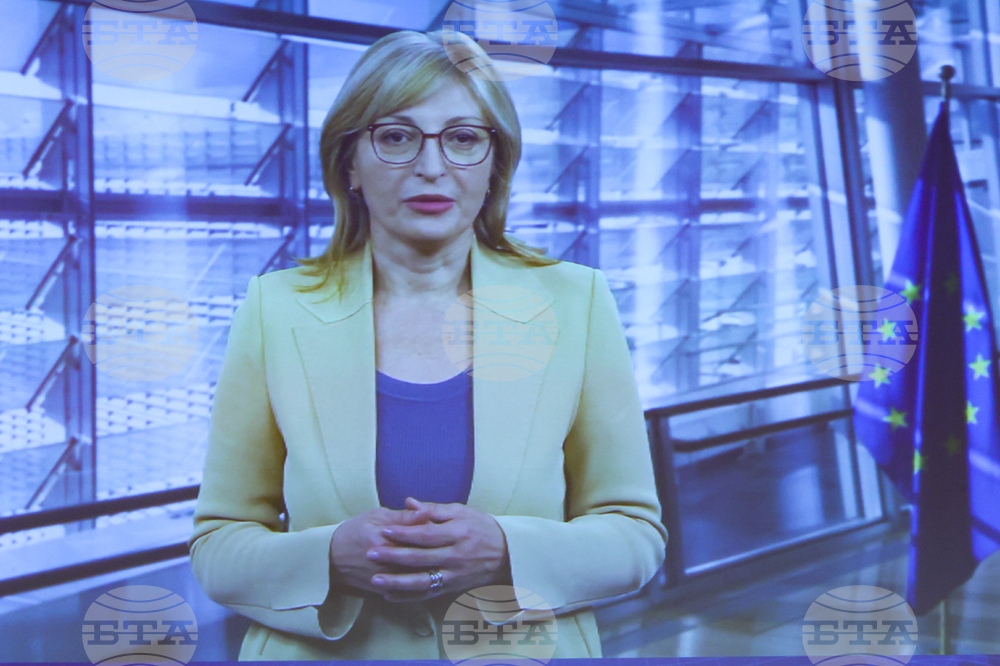 Учителите всеки ден градят бъдещето на Европа и мисията им е от огромно значение, каза еврокомисарят Екатерина Захариева