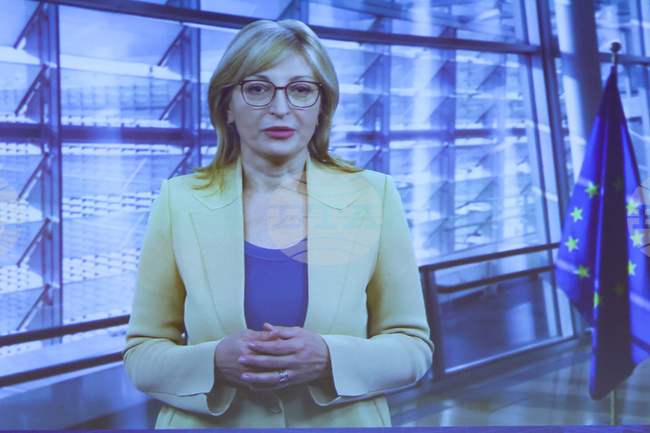 Учителите всеки ден градят бъдещето на Европа и мисията им е от огромно значение, каза еврокомисарят Екатерина Захариева