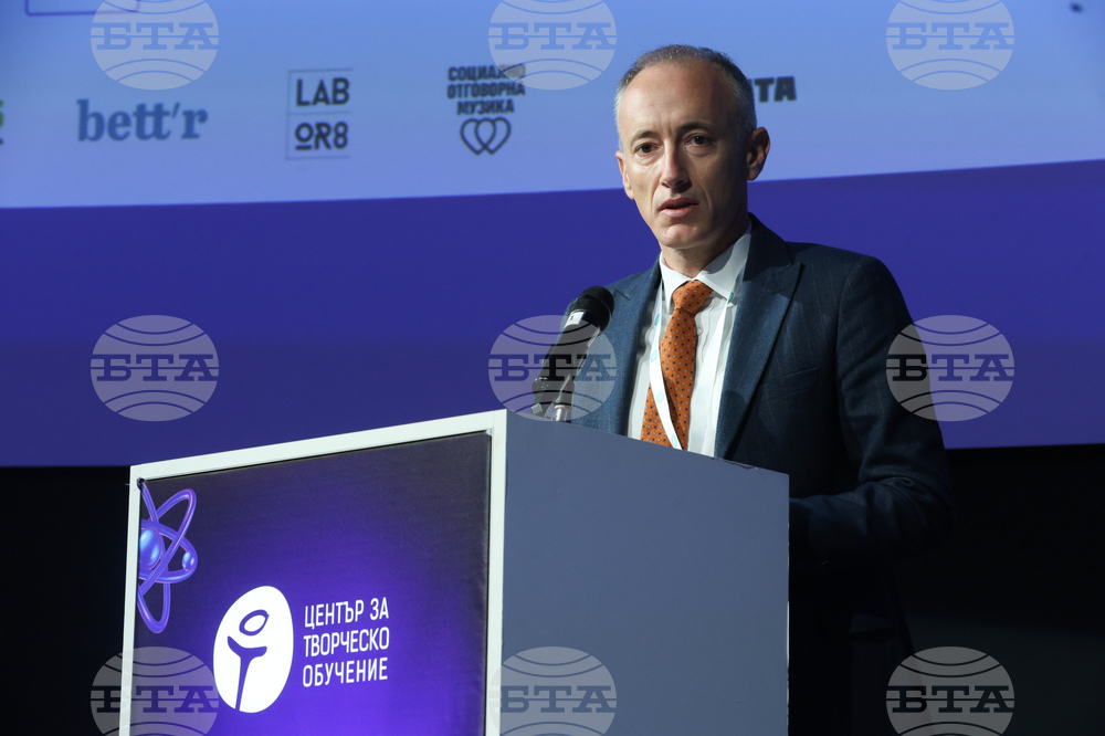 Учениците трябва да учат и чрез изкуствен интелект, той може и трябва да помага и на учителите, каза министър Красимир Вълчев