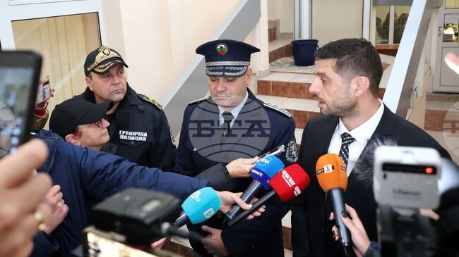 Автомобилът с мигранти, който катастрофира в Бургас, е направил опит да избегне лента с шипове, каза комисар Марин Димитров