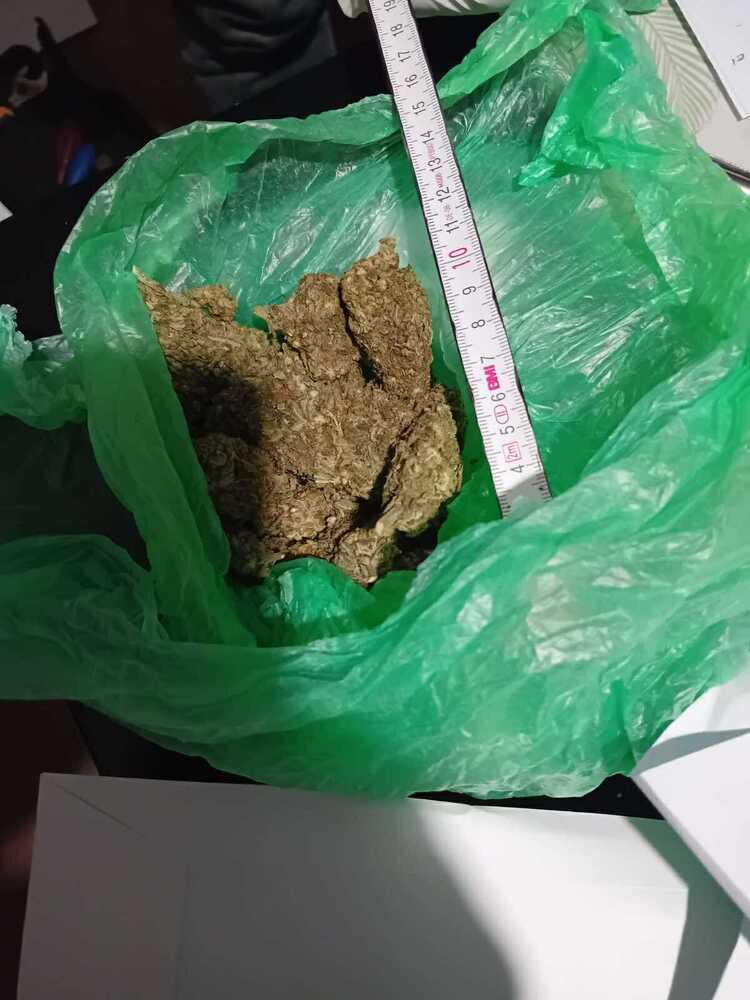 Около 100 грама марихуана, две електронни везни и мелничка иззеха криминалисти от 42-годишен шуменец, съобщиха от полицията