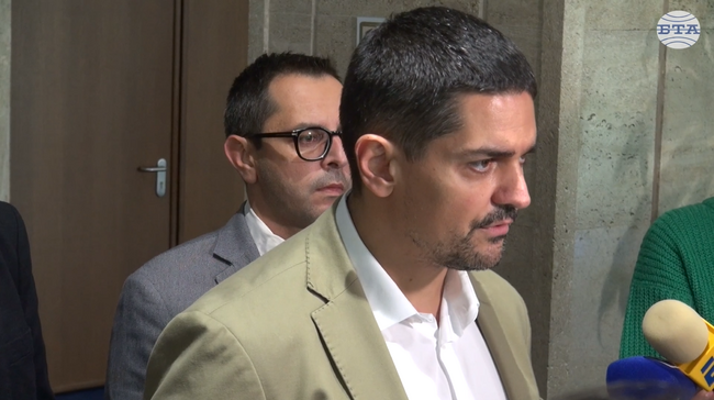 Прави се национализация, каза Радостин Василев за законопроекта за „Лукойл“ - България