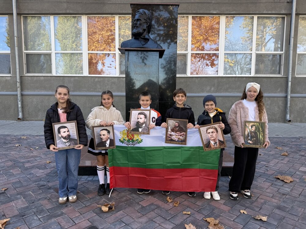 С изложба, уроци и творчески работилници Българското неделно училище „Българска светлица“ в Украйна отбеляза Деня на народните будители