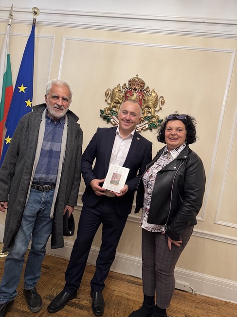 Библиотеката в Генералното консулство на България в Ню Йорк получи ново дарение