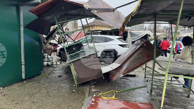 Лек автомобил се е блъснал в сергии на Кооперативния пазар в Казанлък