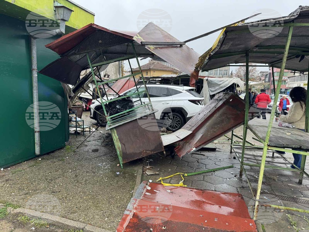 Лек автомобил се е блъснал в сергии на кооперативния пазар в Казанлък