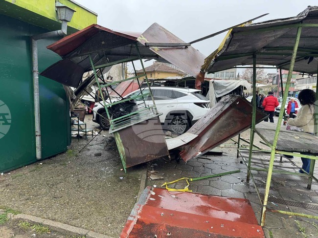 Лек автомобил се е блъснал в сергии на кооперативния пазар в Казанлък