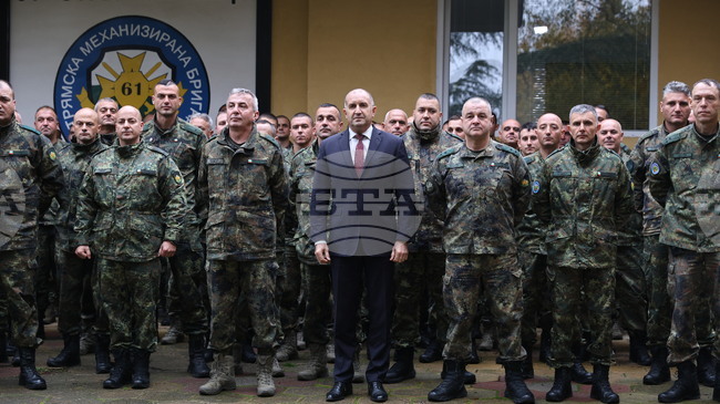 Президентът Румен Радев посети 61-ва Стрямска механизирана бригада в Карлово и разговаря с личния състав