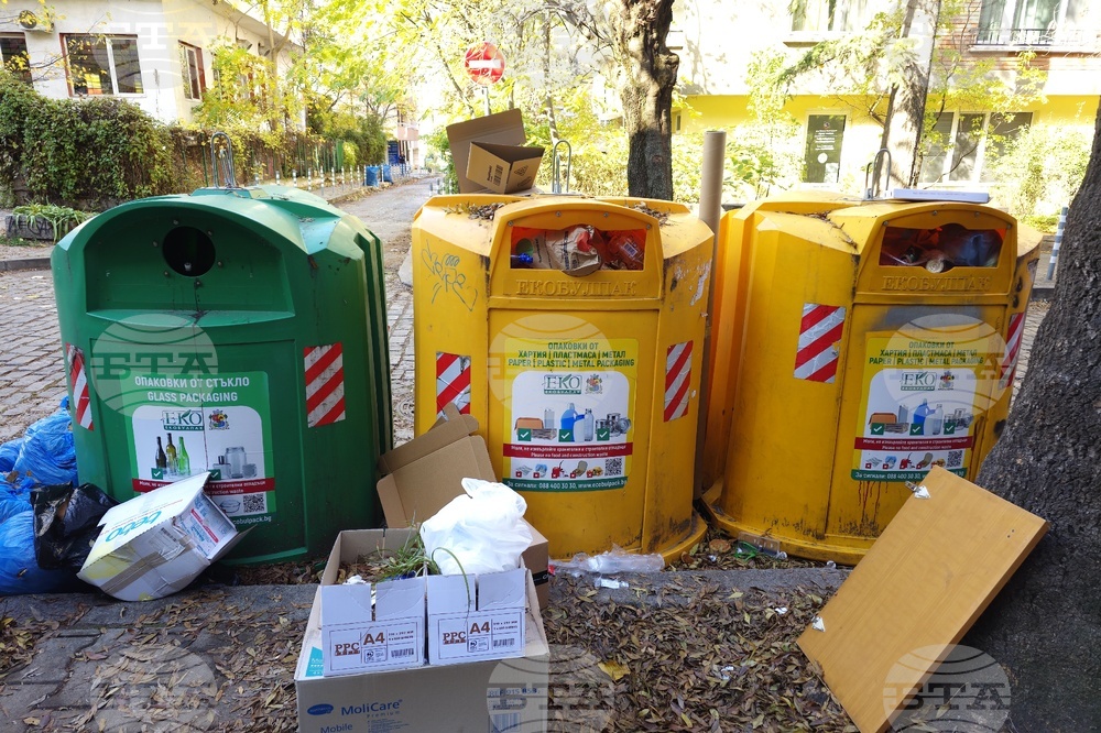 „Екобулпак“ възнамерява да спре да обслужва цветните контейнери за разделно събиране на отпадъци в 16 столични района, съобщиха от Столичната община