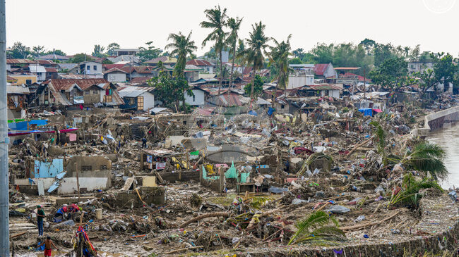 Близо 1 милион души са евакуирани заради приближаването на супертайфун към Филипините