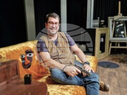 Мартин Каров представя „Безопасни връзки“ в Сатиричния театър, снимка – Даниел Димитров/ БТА