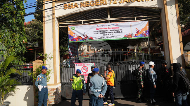 В момента оперират заподозрения за експлозиите в джамия в Индонезия, каза представител на властите