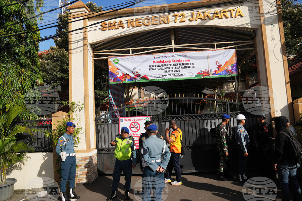 В момента оперират заподозрения за експлозиите в джамия в Индонезия, каза представител на властите