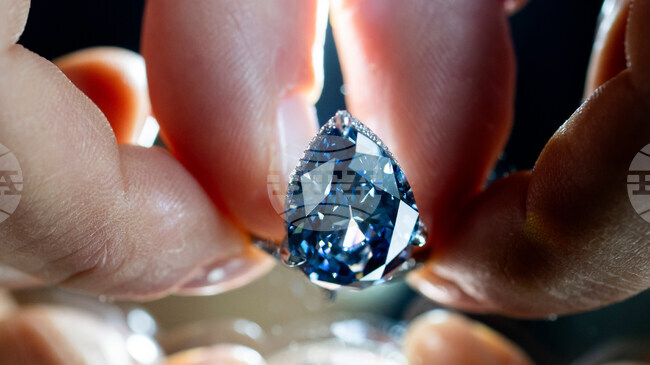 Диамантът "Син Мелън" беше продаден за 26,6 милиона долара на търг на "Кристис" в Женева