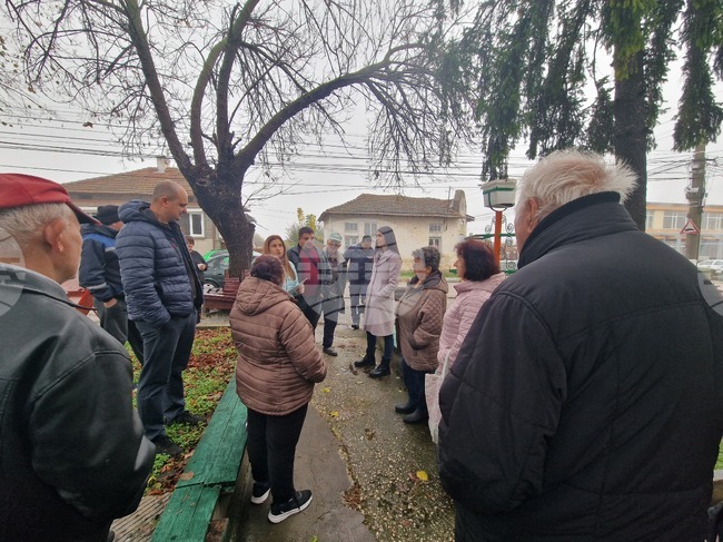 Представители на полицията и "Български пощи" призоваха хората от село Стражец да ползват само официални места за обмяна на левове в евро 