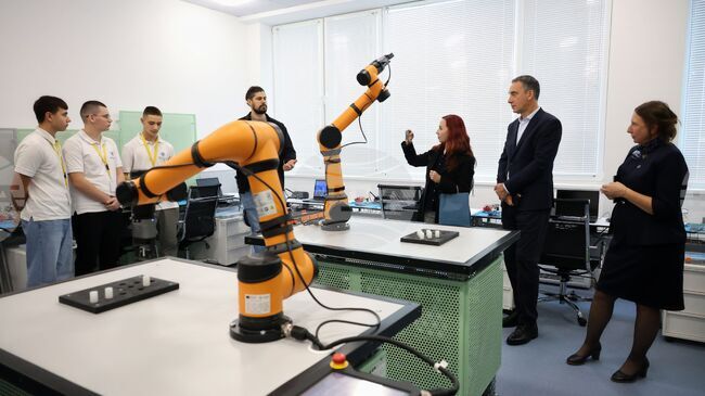 Професионалната гимназия за компютърно програмиране и иновации в Бургас представи новия си Център за високи постижения 