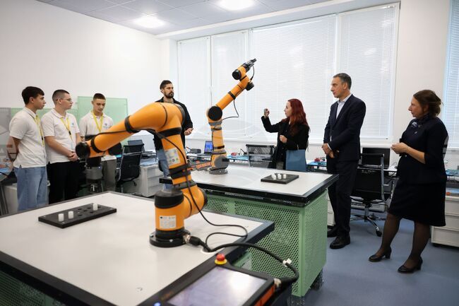 Професионалната гимназия за компютърно програмиране и иновации в Бургас представи новия си Център за високи постижения 