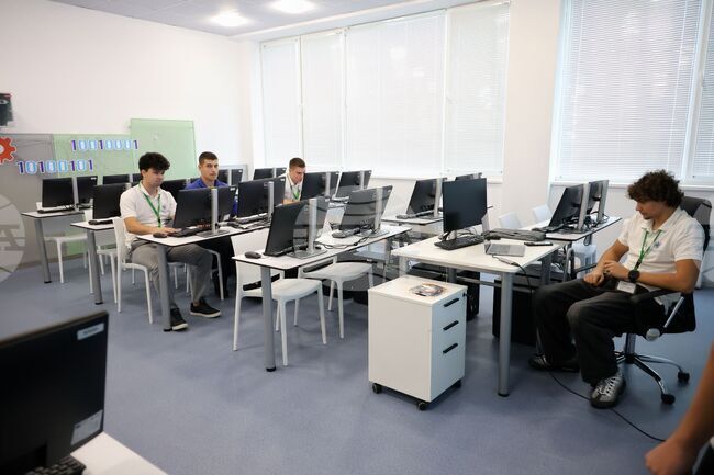 Анализ на заплатите в технологичния сектор в България показва неравномерност за различни роли и опит 