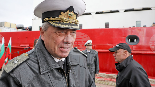 Началникът на ВВМУ изказа специални благодарности към министъра на образованието Красимир Вълчев за ролята му за придобиването на НИК 421