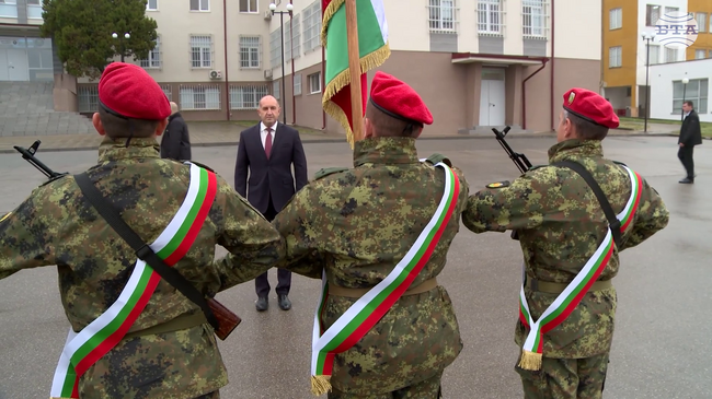 Президентът Румен Радев посети 61-ва Стрямска механизирана бригада в Карлово и разговаря с личния състав