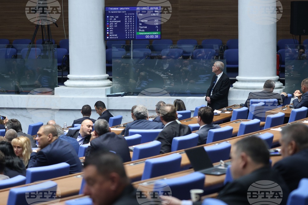 За седем дни парламентът на два пъти прие извънредно законодателство заради санкциите срещу "Лукойл" и последствията за активите ѝ у нас