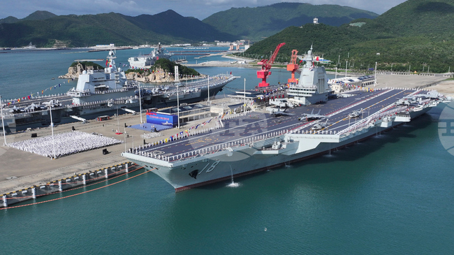 Най-новият китайски самолетоносач "Фуцзян" премина през Тайванския пролив 