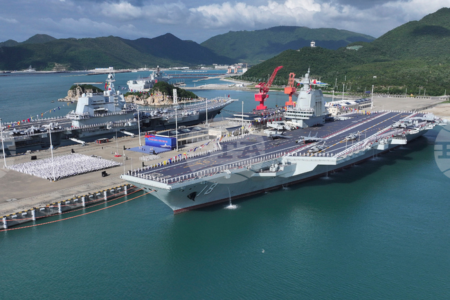 Най-новият китайски самолетоносач "Фуцзян" премина през Тайванския пролив 
