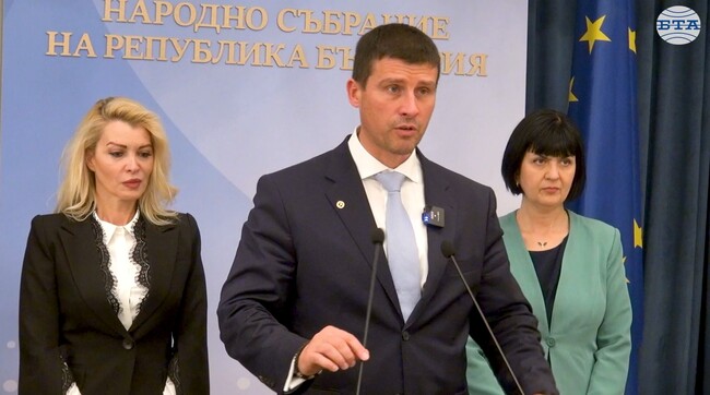 Не мога да позволя на депутати да унижават мен или жените, с които работя, каза Ивелин Михайлов за твърдения на Радостин Василев