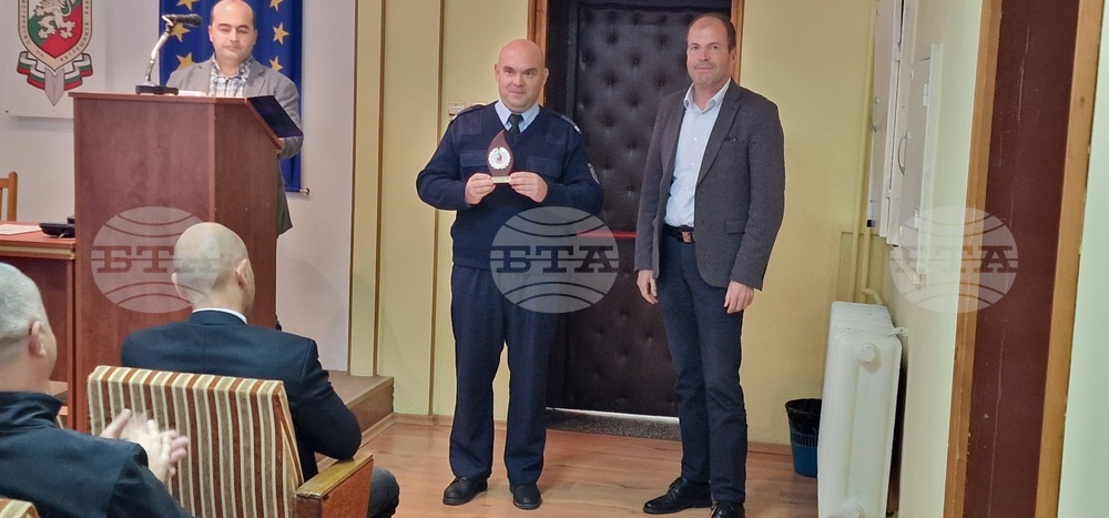 Наградиха 61 служители от Областната дирекция на МВР - Смолян по случай професионалния им празник