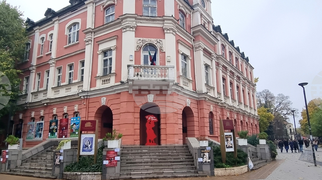 В плевенския театър започнаха репетициите на поетичния спектакъл „Обич за обич“