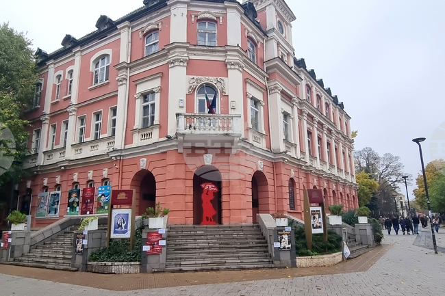 В плевенския театър започнаха репетициите на поетичния спектакъл „Обич за обич“