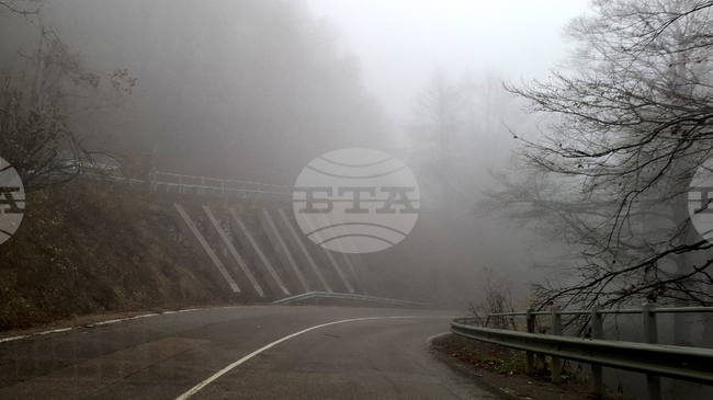 Поради мъгла видимостта в няколко области в страната е намалена, съобщиха от Агенция „Пътна инфраструктура“