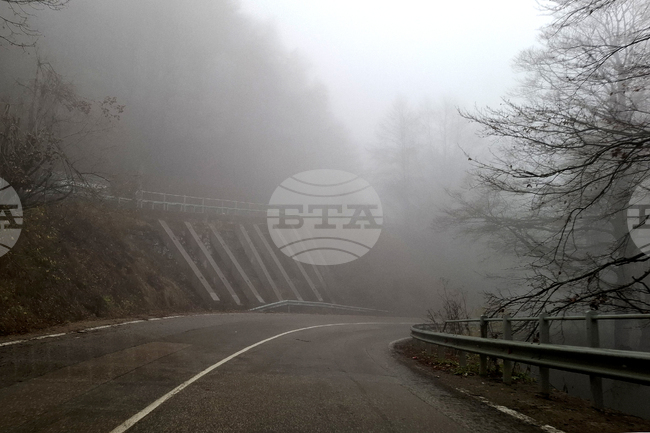 Поради мъгла видимостта в няколко области в страната е намалена, съобщиха от Агенция „Пътна инфраструктура“