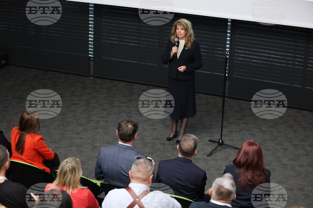 Четвъртата творческа среща на ръководителите на българските фолклорни състави в чужбина беше официално открита днес в София