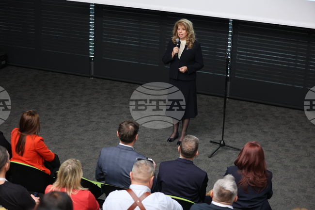 Четвъртата творческа среща на ръководителите на българските фолклорни състави в чужбина беше официално открита днес в София