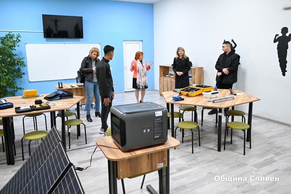 Община Сливен: ПГЕЕ „Мария Склодовска-Кюри“ в Сливен отбеляза празника на училището с откриване на паметна плоча на своя патрон