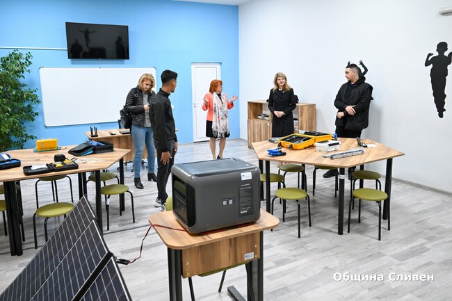 Община Сливен: ПГЕЕ „Мария Склодовска-Кюри“ в Сливен отбеляза празника на училището с откриване на паметна плоча на своя патрон