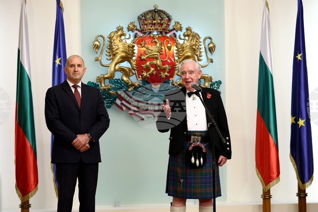 Румен Радев удостои с почетния знак на президента посланика на Великобритания в Либия в периода 2002-2006 г. Антъни Лейдън