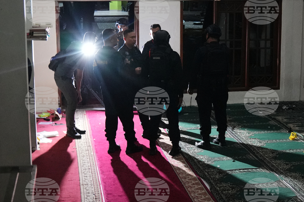 Седем самоделни бомби са намерени на мястото на експлозията в джамия в Индонезия, съобщи полицията