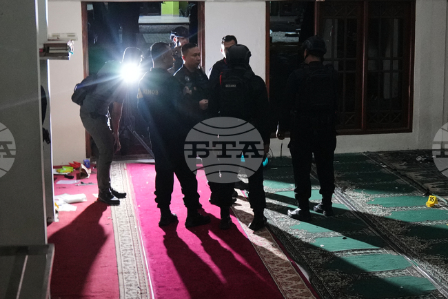 Седем самоделни бомби са намерени на мястото на експлозията в джамия в Индонезия, съобщи полицията