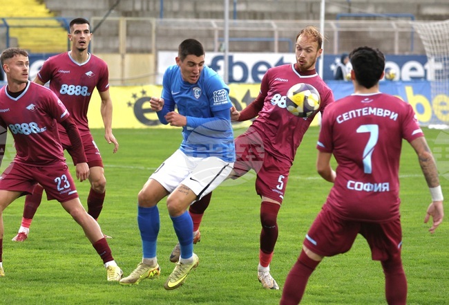 Септември (София) отстъпи с 0:2 на шампиона на Узбекистан Нефтчи (Фергана) в контролна среща