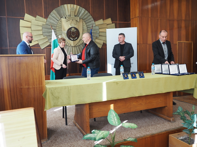 Трима служители от системата на МВР в Перник получиха едни от най-високите отличия по повод празника на българската полиция