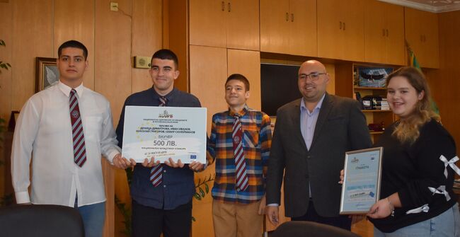 Община Разград: Кметът Добрин Добрев връчи на четирима ученици от НПТГ“Шандор Петьофи“ награда от Националния младежки конкурс „Аз за моята община: Моят глас за европейска промяна“